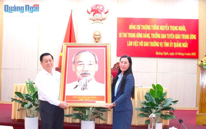 Ban Tuyên giáo Trung ương đã tặng Đảng bộ, quân và dân trong tỉnh bức chân dung của Chủ tịch Hồ Chí Minh