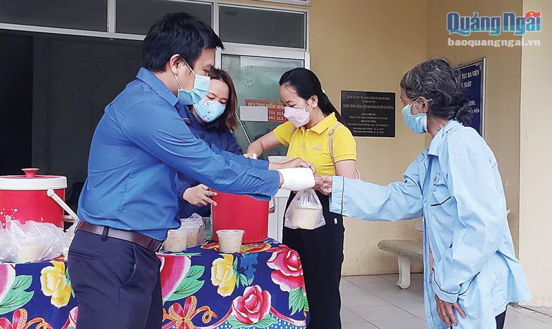 Đoàn viên Trường THCS - THPT Phó Mục Gia (Trà Bồng) phát cháo miễn phí cho bệnh nhân nghèo.