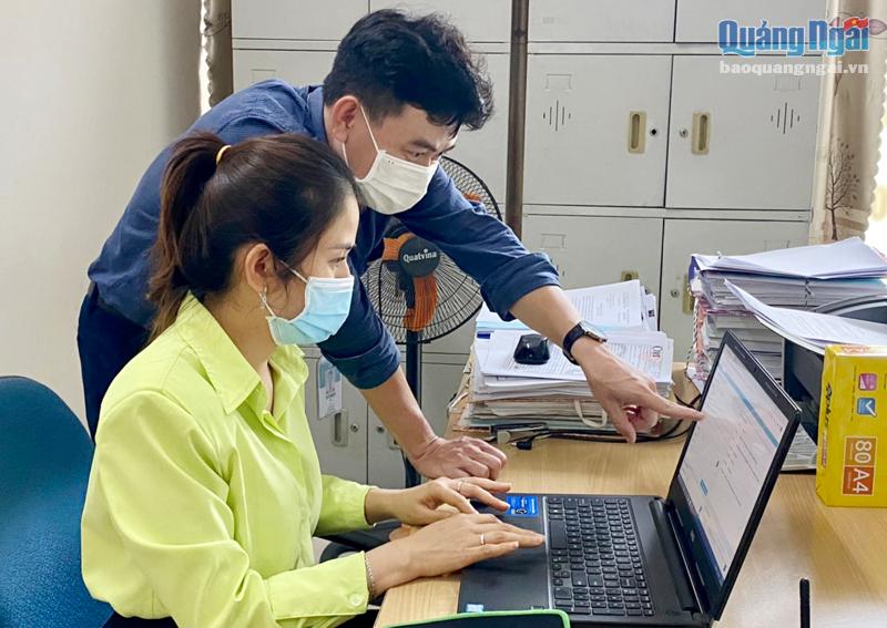 Nhân viên Viettel Quảng Ngãi hướng dẫn doanh nghiệp cài đặt, sử dụng phần mềm hóa đơn điện tử. 