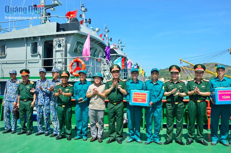 Trung tướng Ngô Minh Tiến và Bộ Tư lệnh Quân khu 5 đã tặng quà Hải đội Dân quân thường trực 