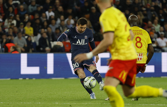 Messi với cú xa đẹp mắt ghi bàn thắng mở tỉ số cho PSG phút 68 - Ảnh: Reuters
