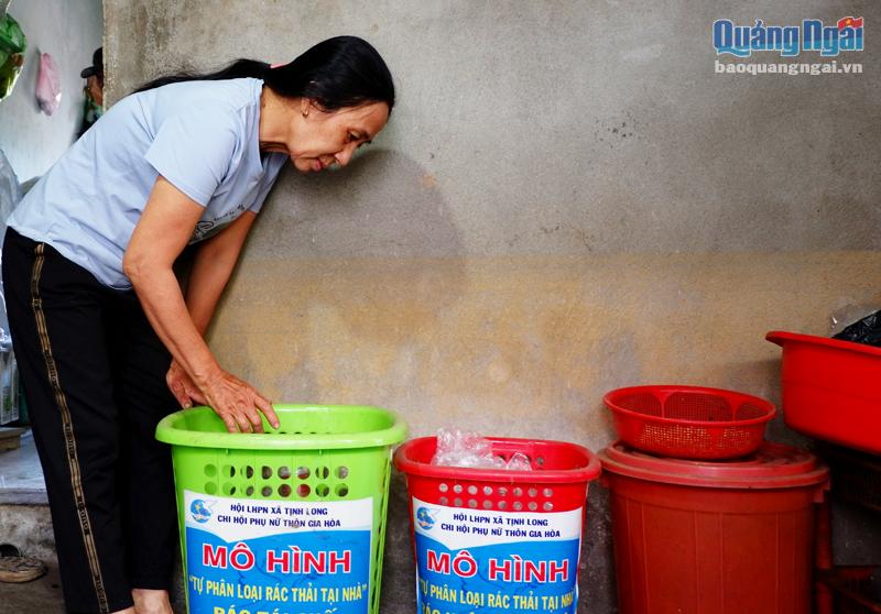 Bà Võ Thị Đậm, ở xã Tịnh Long (TP.Quảng Ngãi), phân loại rác tại nhà. 