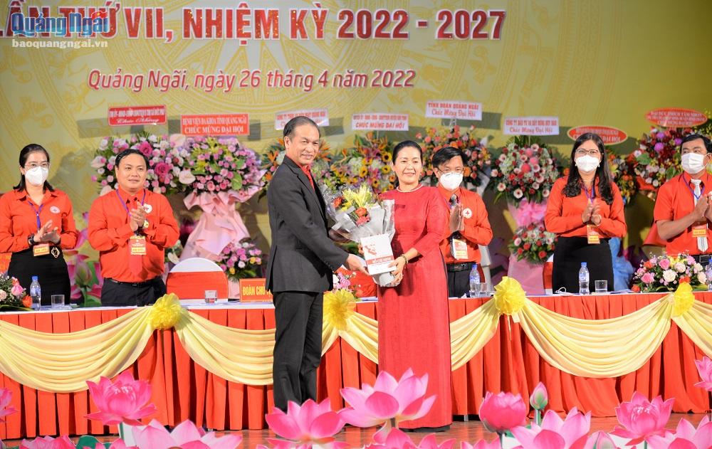 Phó Chủ tịch Trương ương Hội Chữ thập đỏ Việt Nam tặng hoa chúc mừng Phó Bí thư Tỉnh ủy Đinh Thị Hồng Minh được suy tôn là Chủ tịch danh dự Hội Chữ thập đỏ tỉnh.