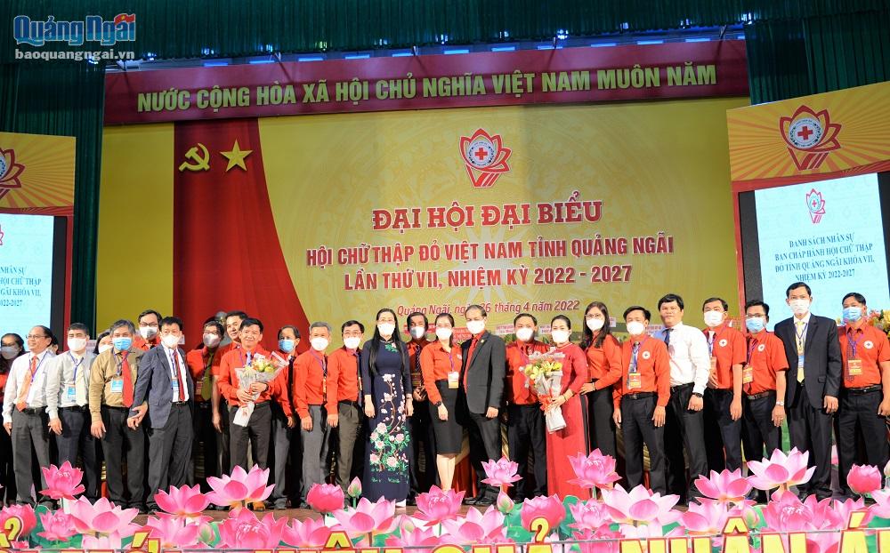 Lãnh đạo tỉnh và đại biểu tặng hoa chúc mừng Ban chấp hành Hội Chữ thập đỏ tỉnh khóa mới.