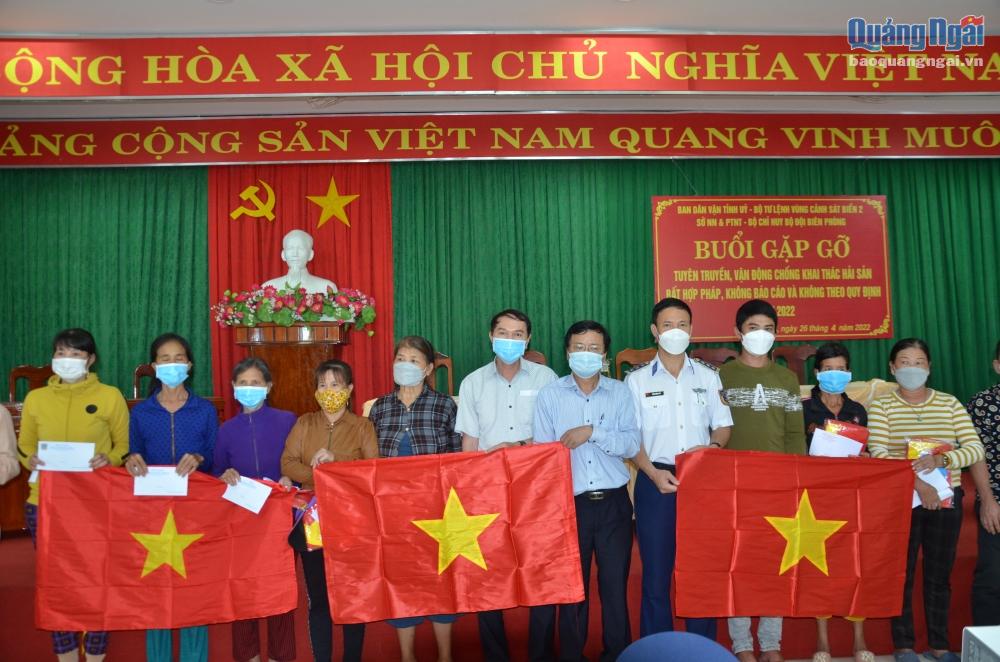 Trao 300 lá cờ Tổ quốc cho ngư dân xã Tịnh Kỳ.