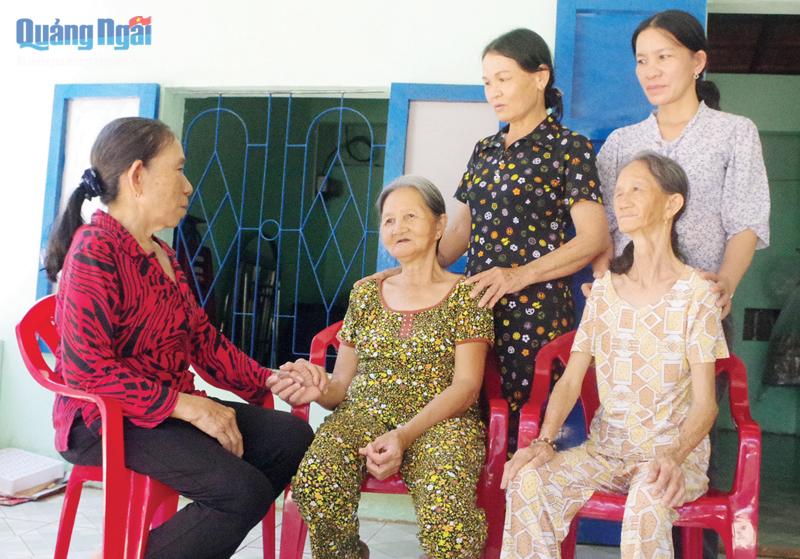 Cán bộ, hội viên Chi hội Phụ nữ thôn Tân Đức, xã Bình Châu (Bình Sơn) thường xuyên đến thăm hỏi, chăm sóc hai chị em bà Bùi Thị Huê và Bùi Thị On.