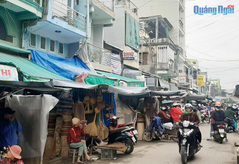Nhiều nhà ở kết hợp kinh doanh trên đường Nguyễn Bá Loan (TP.Quảng Ngãi) chất hàng hóa chắn lối đi, tiềm ẩn nguy cơ cháy nổ.                 Ảnh: PV  