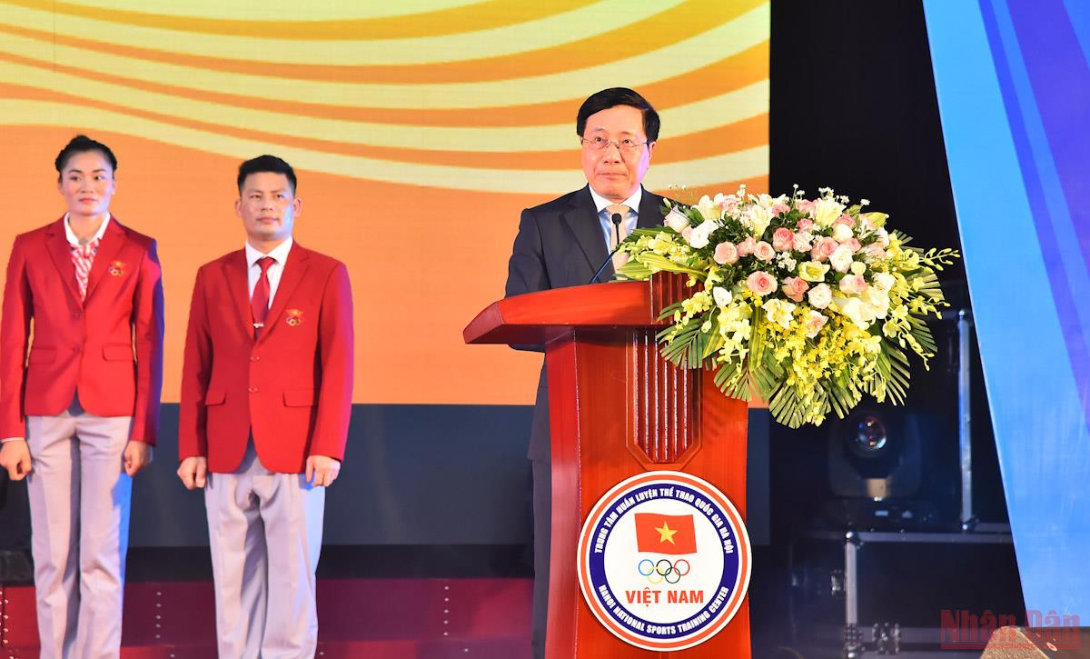 Phó Thủ tướng Thường trực Chính phủ Phạm Bình Minh phát biểu tại lễ xuất quân.