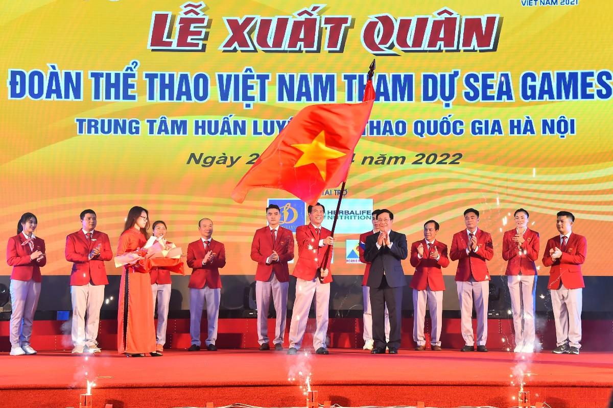 Trưởng đoàn Thể thao Việt Nam Trần Đức Phấn nhận lá cờ Tổ quốc từ Phó Thủ tướng Thường trực Phạm Bình Minh.