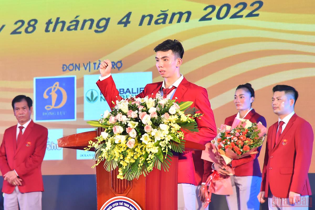Vận động viên Nguyễn Huy Hoàng - đại diện các vận động viên Việt Nam tham dự SEA Games đọc lời tuyên thệ tại lễ xuất quân.