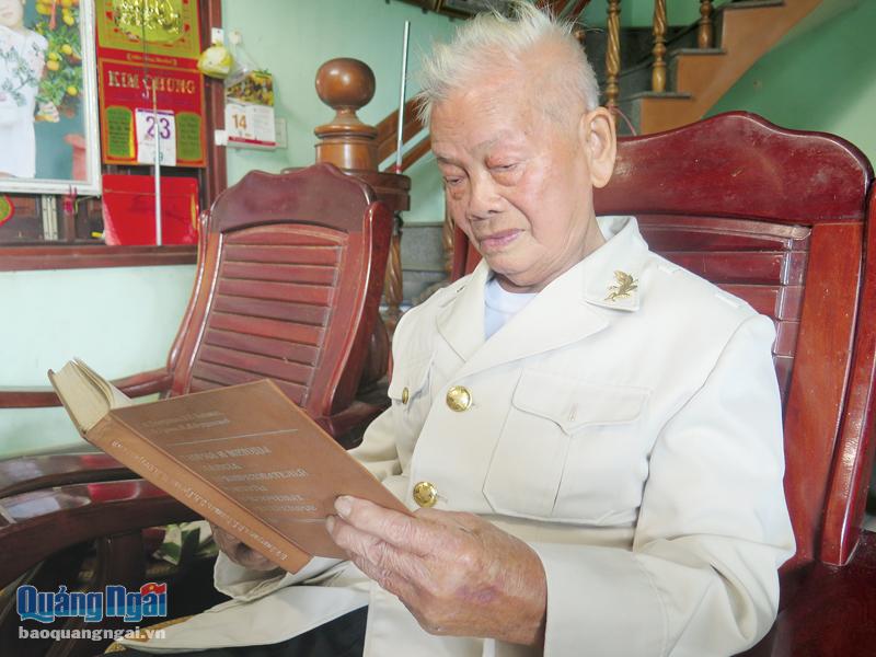 Đại tá Nguyễn Duy Úy, ở xã Hành Thịnh (Nghĩa Hành), xúc động khi xem lại cuốn hồi ký.                                     Ảnh: T.THUẬN    