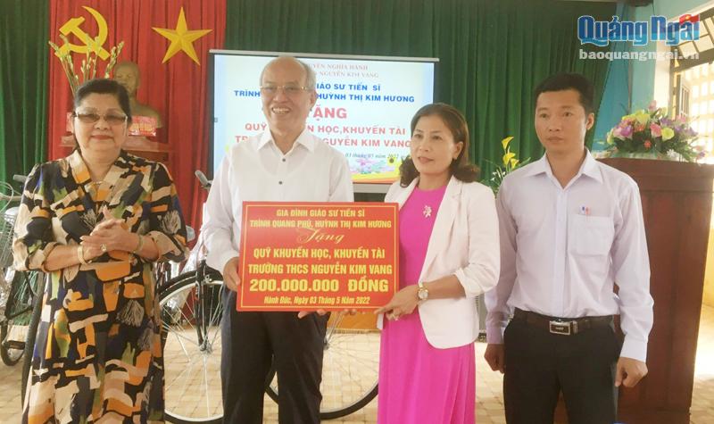 Tặng 200 triệu đồng cho Quỹ Khuyến học, khuyến tài Trường THCS Nguyễn Kim Vang