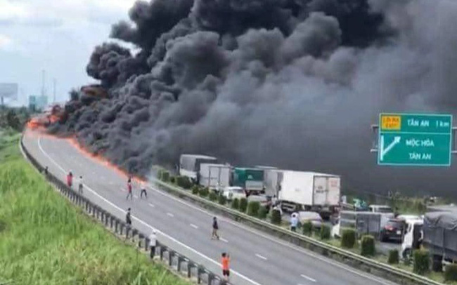 Cháy xe chở nhớt, khói bốc ngùn ngụt trên cao tốc TP.Hồ Chí Minh - Trung Lương