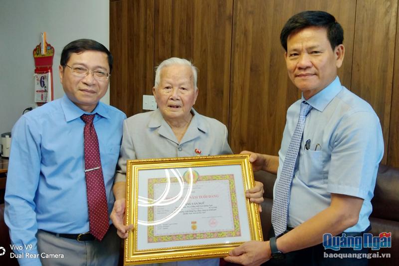 Thành ủy Quảng Ngãi trao Huy hiệu 75 năm tuổi Đảng cho đảng viên