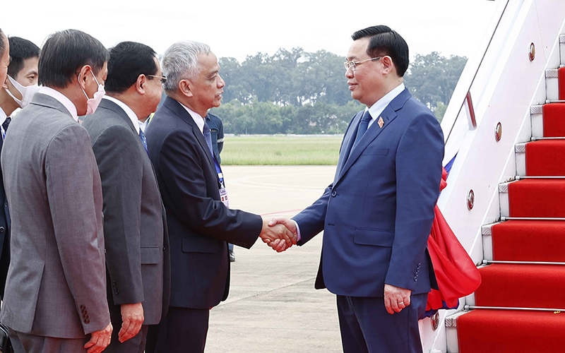 Chủ tịch Quốc hội thăm chính thức nước Cộng hòa Dân chủ Nhân dân Lào
