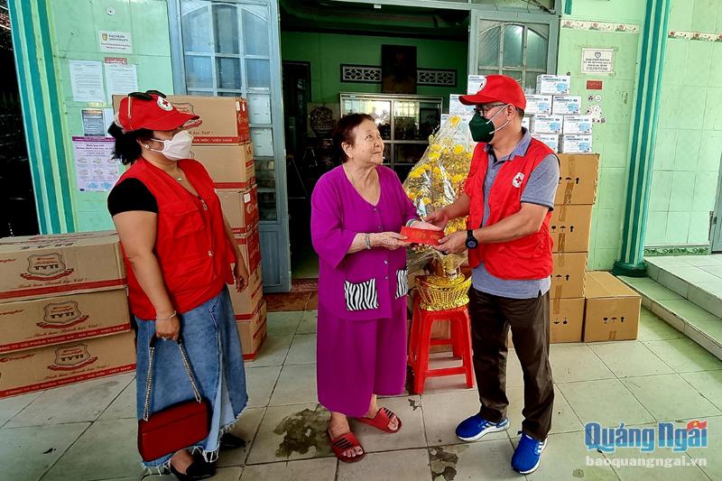 Câu lạc bộ Doanh nhân Chữ thập đỏ đến thăm và tặng quà cho mái ấm Thiện Duyên, ở xã Phú Hòa Đông, huyện Củ Chi (TP.Hồ Chí Minh).