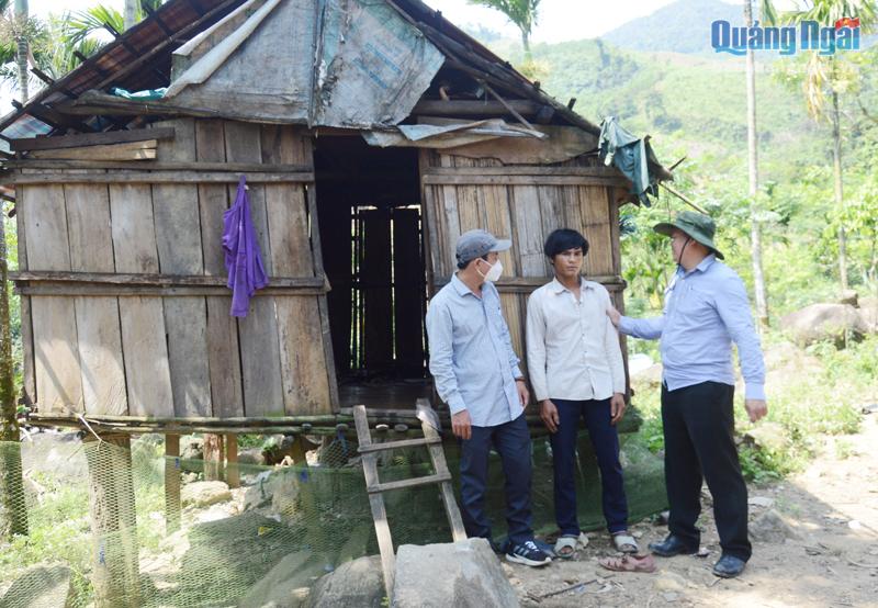 Đoàn khảo sát tìm hiểu hoàn cảnh của bà Đinh Thị Chai để xét chọn, hỗ trợ kinh phí xây nhà mới.                  Ảnh: N.V