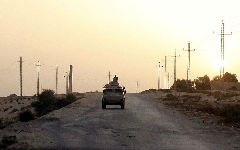 Xe quân sự của quân đội Ai Cập di chuyển trên đường cao tốc ở phía bắc Sinai, Ai Cập. (Ảnh: Reuters)