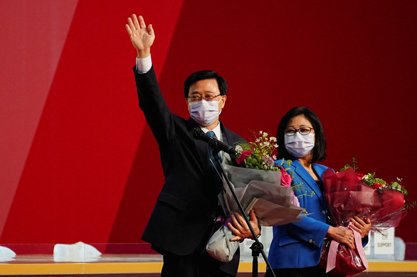 Đặc khu trưởng tương lai của Hong Kong John Lee chụp ảnh cùng vợ sau khi công bố kết quả - Ảnh: REUTERS