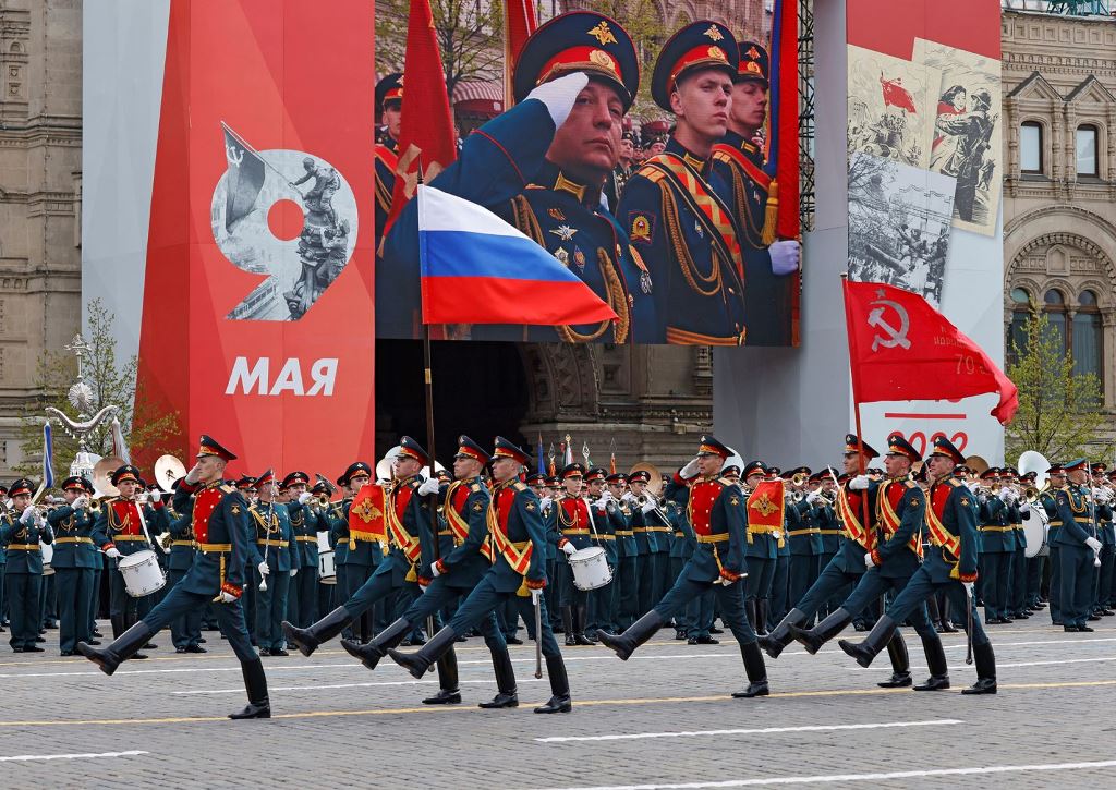  Khoảng 11.000 binh sĩ tham gia lễ diễu binh qua Quảng trường Đỏ. (Ảnh: Reuters)