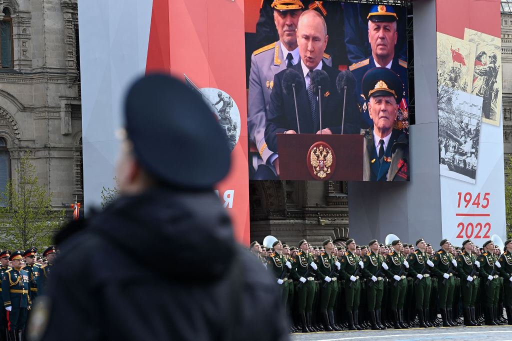  Tổng thống Nga Vladimir Putin có bài phát biểu tại lễ diễu binh. (Ảnh: Reuters)