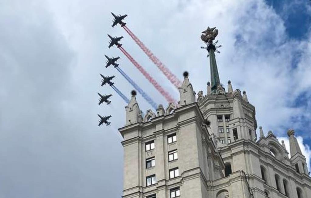   Máy bay trình diễn tạo 3 màu cơ bản trên cờ Nga. (Ảnh: AFP)