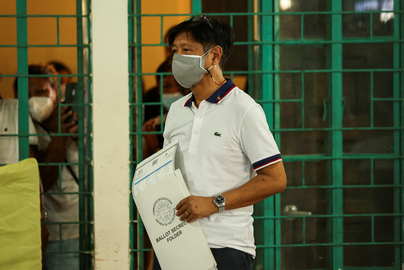 Ứng cử viên tổng thống Philippines Ferdinand Marcos Jr. bỏ phiếu tại một điểm bỏ phiếu ở thành phố Batac, Philippines ngày 9-5 - Ảnh: REUTERS