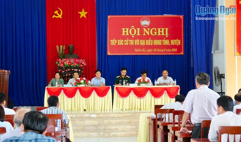 Các đại biểu HĐND tỉnh và huyện Tư Nghĩa lắng nghe ý kiến cử tri.