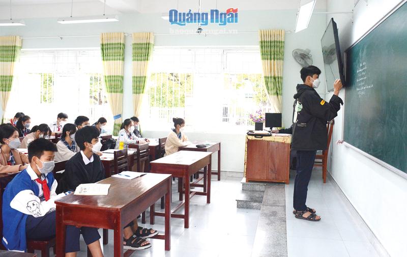 Năm học 2022 - 2023, dự kiến môn Lịch sử sẽ là môn học tự chọn đối với học sinh lớp 10.  Trong ảnh: Học sinh Trường THCS Quảng Phú (TP.Quảng Ngãi) trong giờ học. 