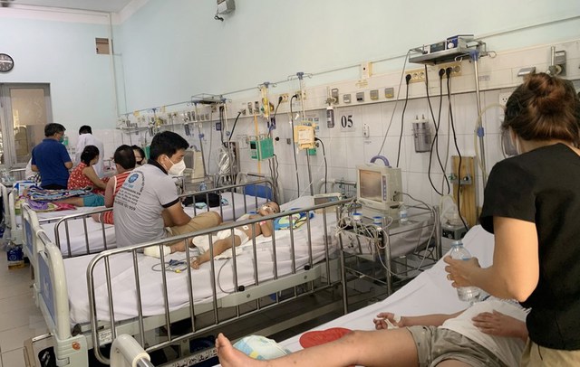 Nhiều bệnh nhi nhập viện do sốt xuất huyết tại Bệnh viện Nhi đồng 2, TP.HCM. Ảnh: TTXVN