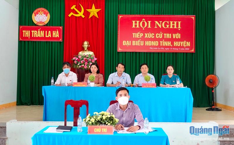 Tổ đại biểu HĐND tỉnh và huyện Tư Nghĩa tiếp xúc cử tri thị trấn La Hà.