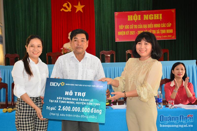 Tổ đại biểu HĐND tỉnh tại huyện Sơn Tịnh và đại diện Ngân hàng Đầu tư và Phát triển Việt Nam trao bảng tượng trưng 2,6 tỷ đồng xây dựng nhà tránh lũ cho xã Tịnh Minh.