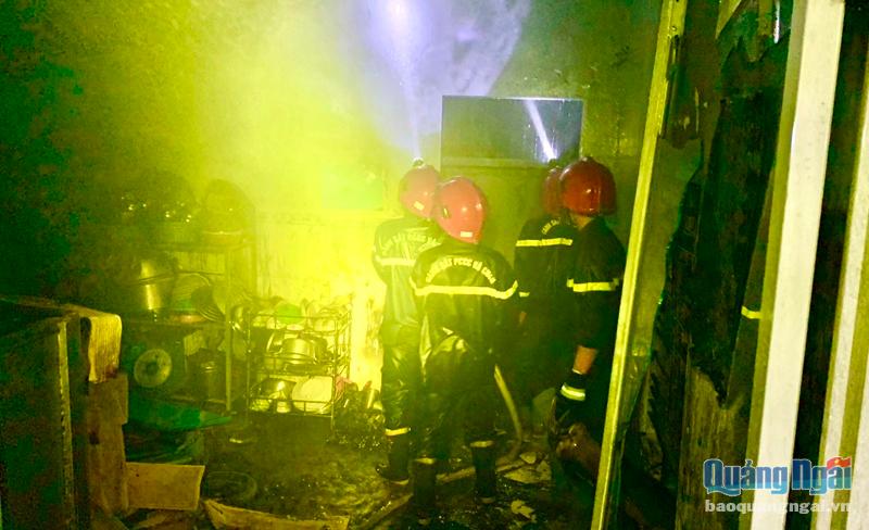 Lực lượng Cảnh sát Phòng cháy, chữa cháy và Cứu nạn, cứu hộ tiếp cận, dập lửa khu vực bếp. 