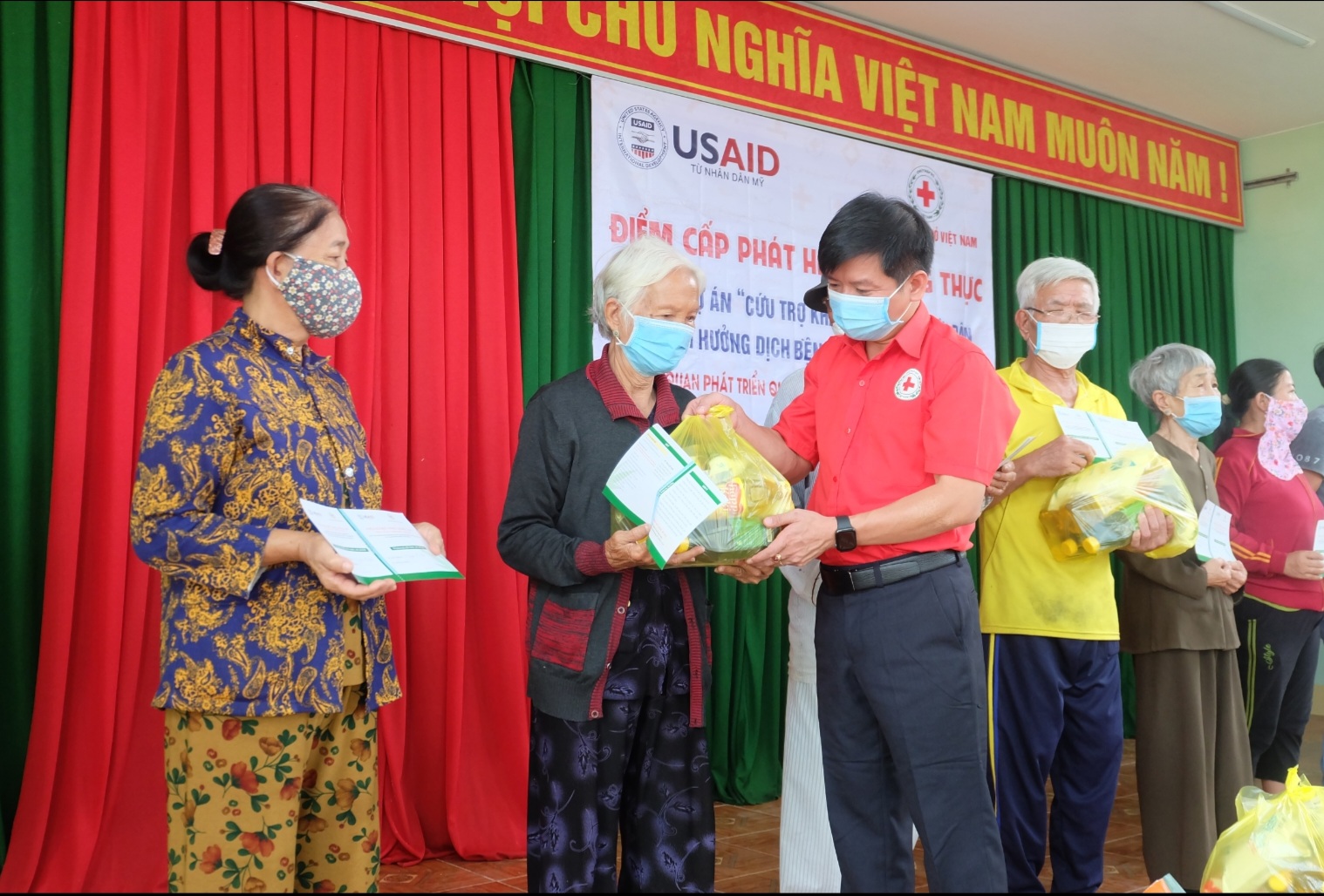Lãnh đạo Hội Chữ thập đỏ tỉnh trao các suất hàng cho người dân xã Nghĩa An (TP.Quảng Ngãi