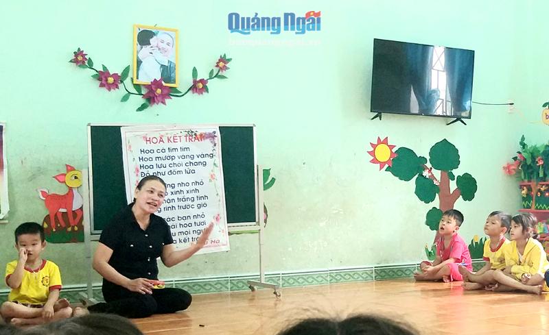 Cô giáo Nguyễn Thị Thu Sương cùng học sinh Trường Mầm non xã Hành Dũng (Nghĩa Hành) trong giờ học.                  Ảnh: LOAN DIỆU