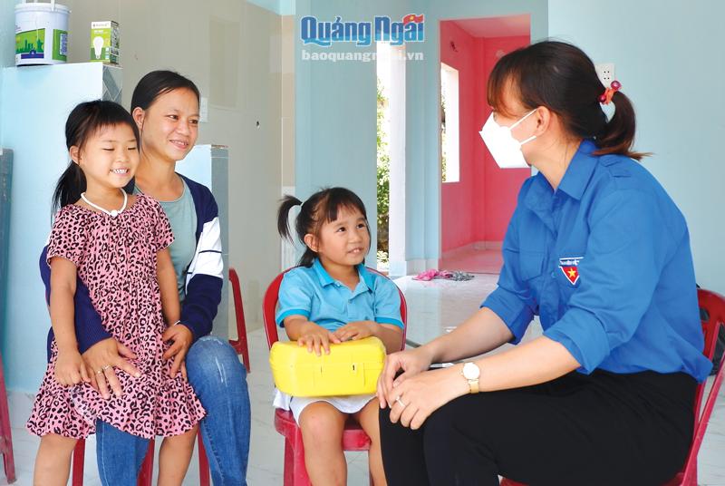 Gia đình em Trần Huy Hoàng, ở xã Tịnh Long (TP.Quảng Ngãi) phấn khởi khi được sống trong “Ngôi nhà khăn quàng đỏ” vừa được xây xong.