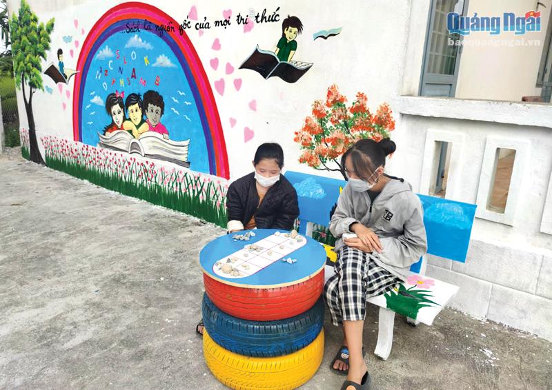 Các em thiếu nhi vui chơi, đọc sách ở Nhà văn hóa thôn Phú Văn, xã Nghĩa Trung (Tư Nghĩa).
