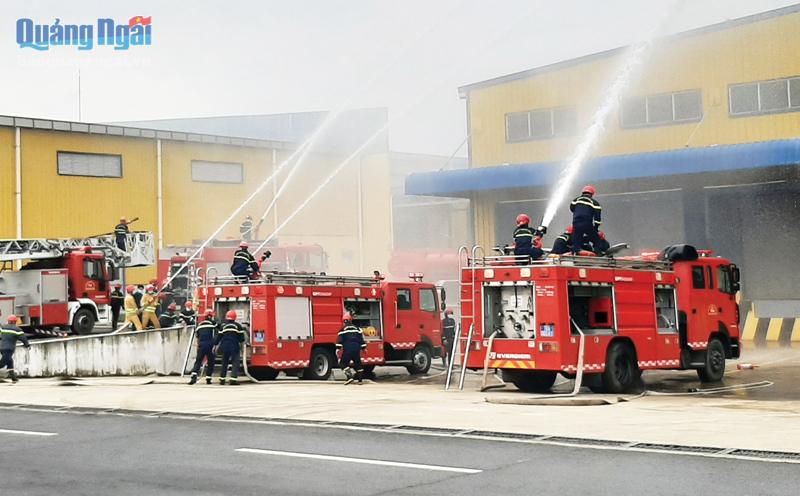 Lực lượng Cảnh sát phòng cháy, chữa cháy và cứu nạn, cứu hộ (Công an tỉnh) tổ chức thực tập phương án chữa cháy tại một cơ sở sản xuất.                Ảnh: B.SƠN 