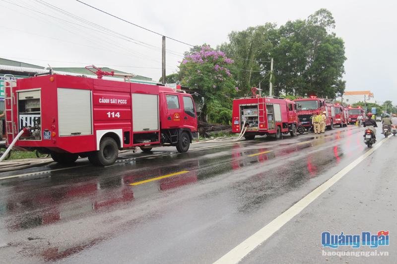 Phương tiện và nhân lực của Phòng Cảnh sát phòng cháy, chữa cháy và cứu nạn, cứu hộ (Công an tỉnh) tại hiện trường vụ cháy.