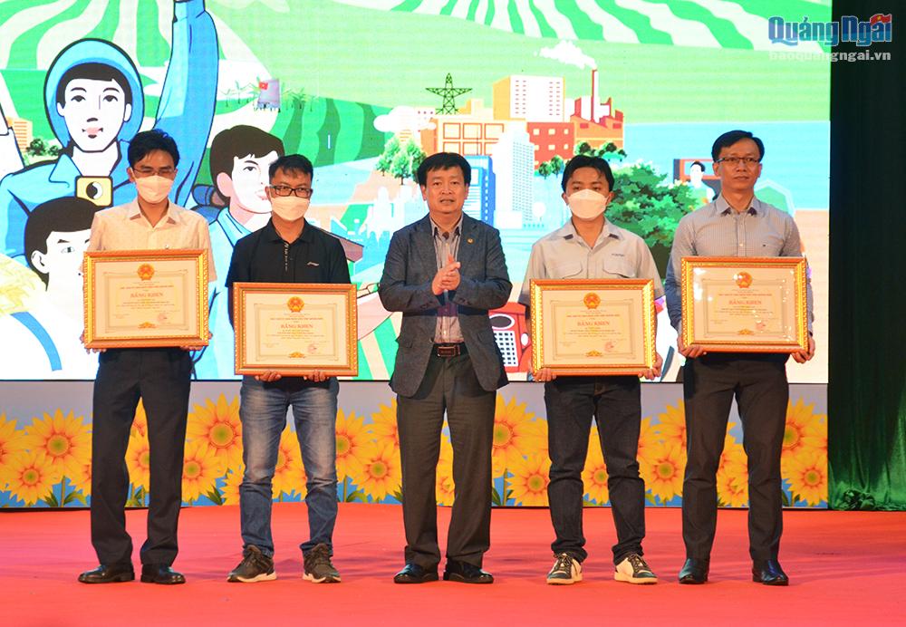 Phó Chủ tịch HĐND tỉnh Nguyễn Cao Phúc tặng bằng khen của UBND tỉnh cho các chủ doanh nghiệp tiêu biểu.