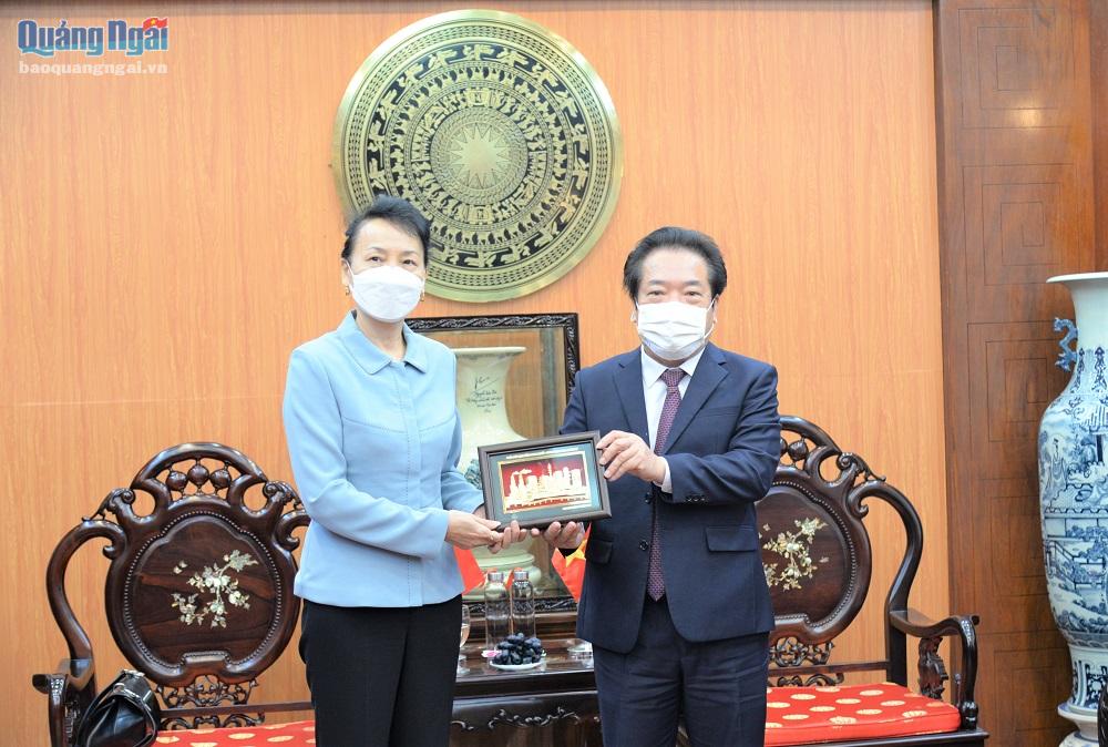 Phó Chủ tịch UBND tỉnh Võ Phiên tặng quà lưu niệm cho Tổng Lãnh sự Trung Quốc tại TP.Đà Nẵng.
