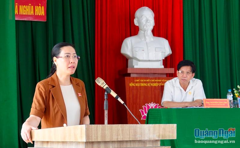 Ủy viên Trung ương Đảng, Bí thư Tỉnh ủy, Chủ tịch HĐND tỉnh Bùi Thị Quỳnh Vân phát biểu tại buổi tiếp xúc cử tri.