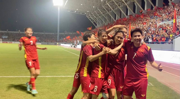 Niềm vui của các cô gái Việt Nam sau khi ghi bàn vào lưới Myanmar - Ảnh: TẤN PHÚC
