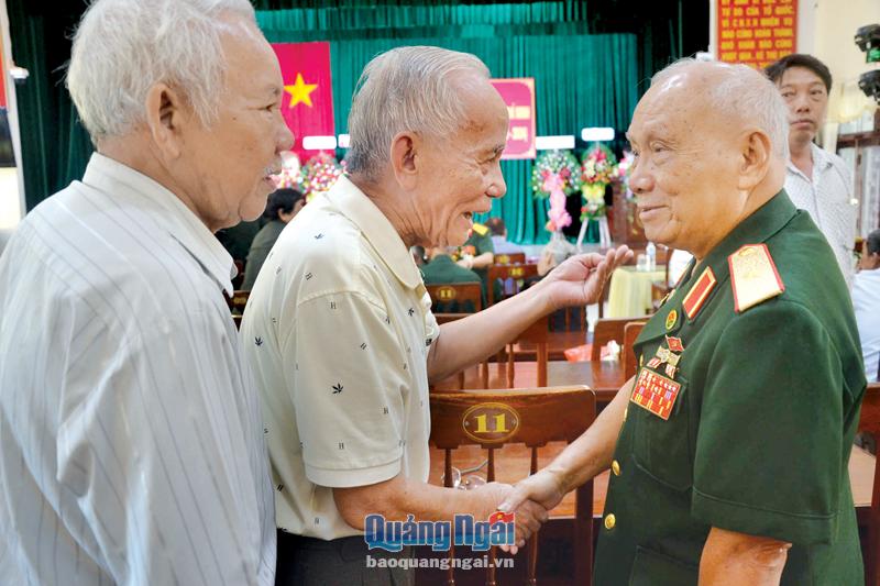Thiếu tướng Võ Sở (bên phải) gặp lại đồng chí, đồng đội ở Quảng Ngãi, vào tháng 9/2019.    Ảnh: X.THIÊN