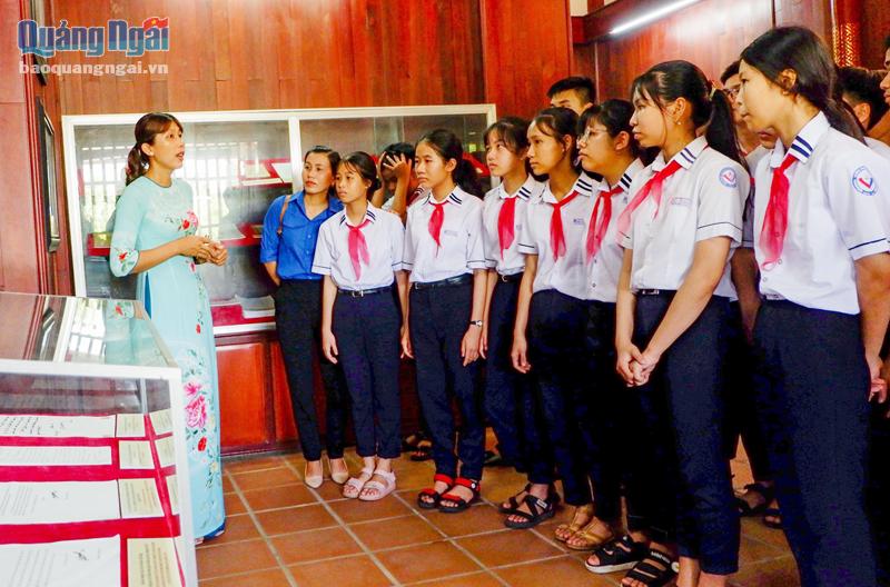 Học sinh Trường THCS Đức Thắng (Mộ Đức) dâng hương, tham quan Khu lưu niệm Thủ tướng Phạm Văn Đồng.                                                                              Ảnh: PV
