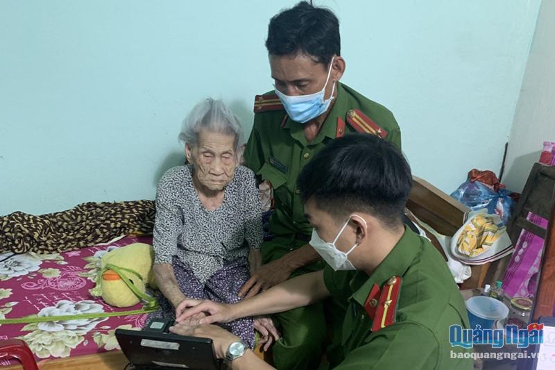 Cụ Nguyễn Thị Khéo (107 tuổi), ở phường Phổ Vinh (TX.Đức Phổ) được cấp căn cước công dân tại nhà.
