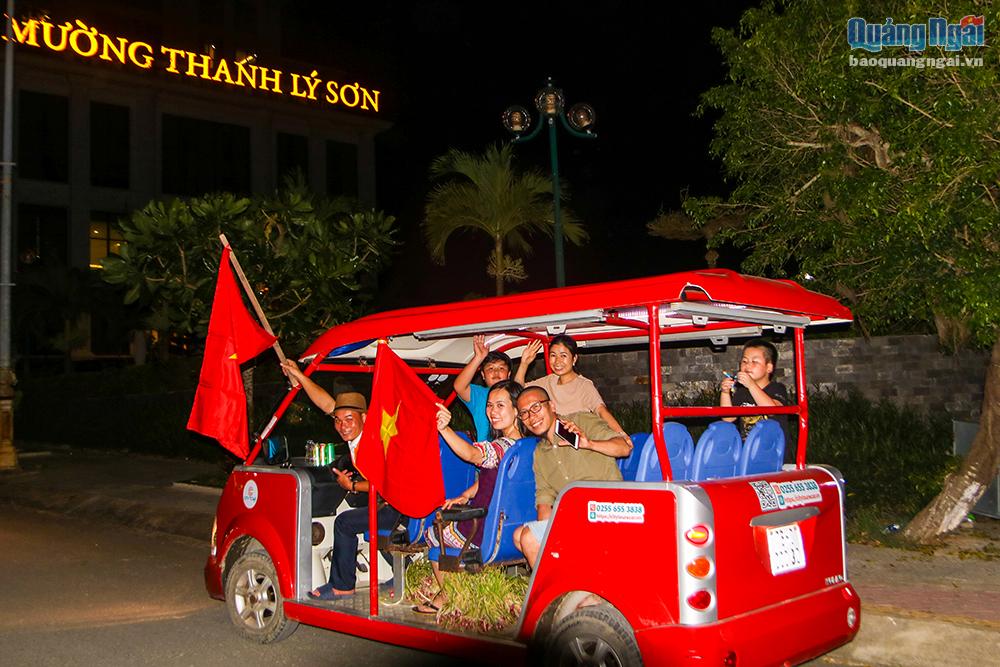 Một đoàn du khách đến từ TP.Kon Tum trang trí cờ đỏ sao vàng, chạy xe điện Lan tỏa niềm hạnh phúc chiến thắng với người dân đất đảo Lý Sơn.