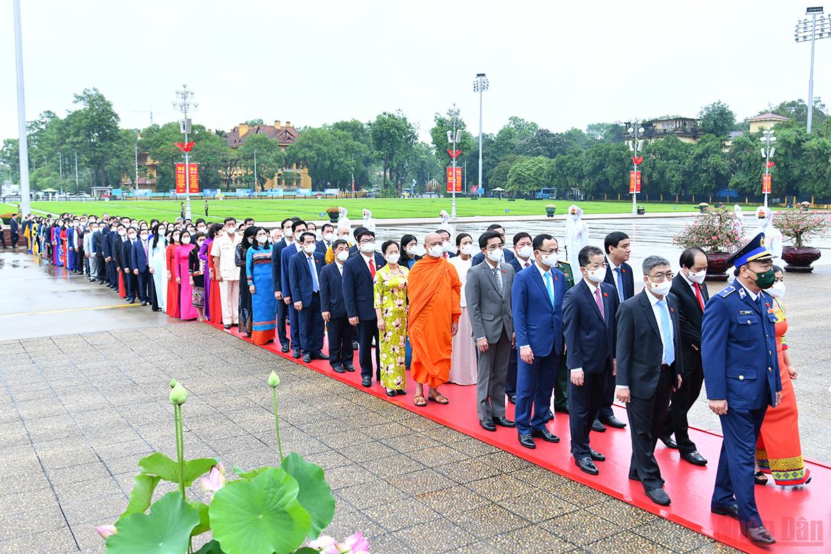 Các đại biểu Quốc hội vào Lăng viếng Chủ tịch Hồ Chí Minh.