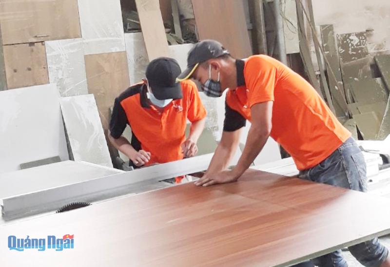 Công nhân Công ty TNHH Workbee Decor (TP.Quảng Ngãi) được đóng đầy đủ BHXH, BHYT.