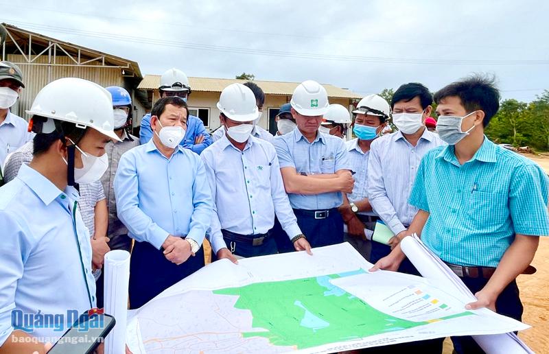 Chủ tịch UBND tỉnh Đặng Văn Minh (hàng đầu, thứ 2 từ trái qua) kiểm tra hiện trường dự án Khu tái định cư Vạn Tường (Bình Sơn).                     Ảnh: Th.Nhị